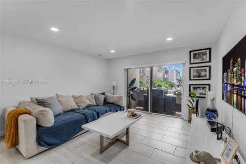 Condo in Miami, Florida, 3 bedrooms № 2077577 - photo 2