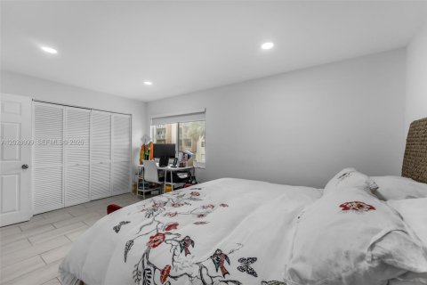 Condo in Miami, Florida, 3 bedrooms № 2077577 - photo 11