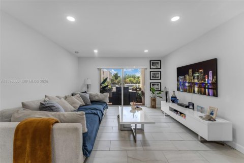 Condo in Miami, Florida, 3 bedrooms № 2077577 - photo 3