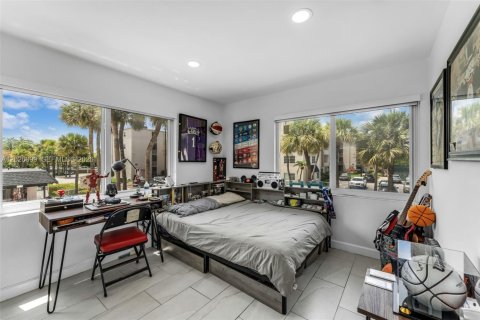 Condo in Miami, Florida, 3 bedrooms № 2077577 - photo 17