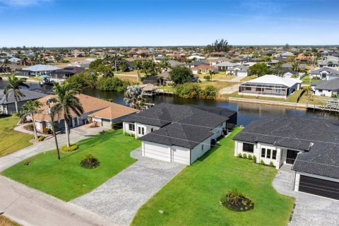 House in Cape Coral, Florida 3 bedrooms № 1861491 - photo 6