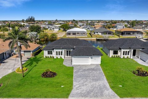 House in Cape Coral, Florida 3 bedrooms № 1861491 - photo 4