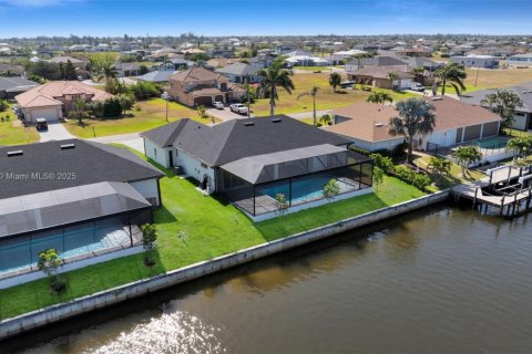 House in Cape Coral, Florida 3 bedrooms № 1861491 - photo 13