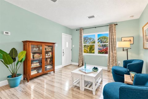 House in Saint Petersburg, Florida 3 bedrooms, 133.5 sq.m. № 2393720 - photo 3