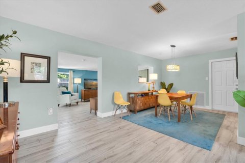 House in Saint Petersburg, Florida 3 bedrooms, 133.5 sq.m. № 2393720 - photo 15