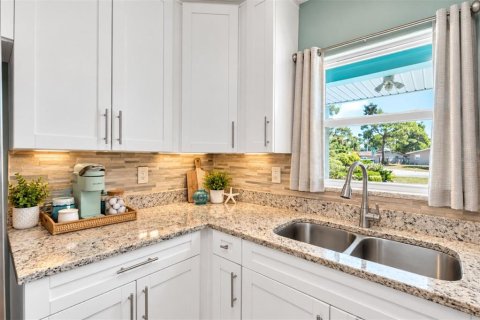 House in Saint Petersburg, Florida 3 bedrooms, 133.5 sq.m. № 2393720 - photo 8