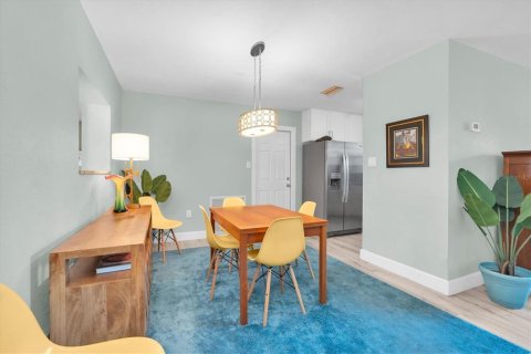 House in Saint Petersburg, Florida 3 bedrooms, 133.5 sq.m. № 2393720 - photo 14