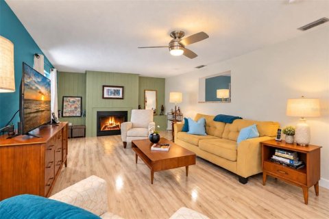 House in Saint Petersburg, Florida 3 bedrooms, 133.5 sq.m. № 2393720 - photo 18