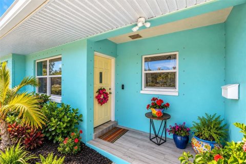 House in Saint Petersburg, Florida 3 bedrooms, 133.5 sq.m. № 2393720 - photo 2