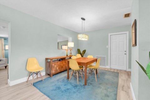 House in Saint Petersburg, Florida 3 bedrooms, 133.5 sq.m. № 2393720 - photo 13