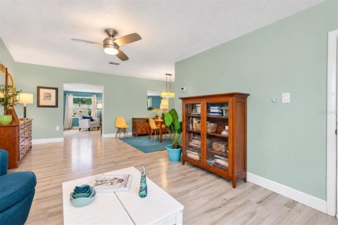 House in Saint Petersburg, Florida 3 bedrooms, 133.5 sq.m. № 2393720 - photo 5