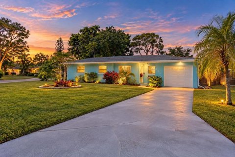 House in Saint Petersburg, Florida 3 bedrooms, 133.5 sq.m. № 2393720
