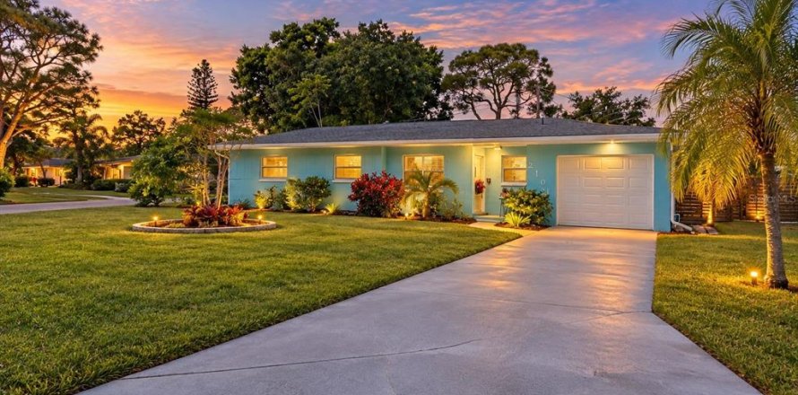 House in Saint Petersburg, Florida 3 bedrooms, 133.5 sq.m. № 2393720