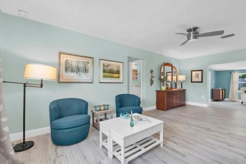 House in Saint Petersburg, Florida 3 bedrooms, 133.5 sq.m. № 2393720 - photo 4
