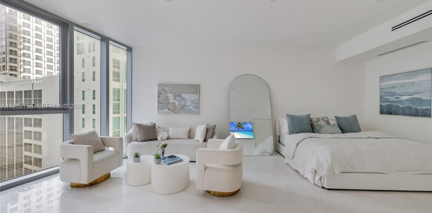Estudio en el Condominio en Miami, Florida  № 2031219