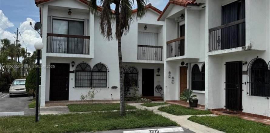 Townhouse in Hialeah, Florida 2 bedrooms, 88.44 sq.m. № 1854995