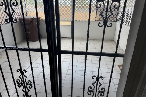 Townhouse in Hialeah, Florida 2 bedrooms, 88.44 sq.m. № 1854995 - photo 23