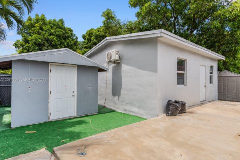 House in Miami, Florida 5 bedrooms, 187.01 sq.m. № 2322235 - photo 5