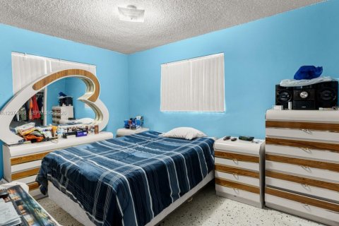House in Miami, Florida 5 bedrooms, 187.01 sq.m. № 2322235 - photo 18