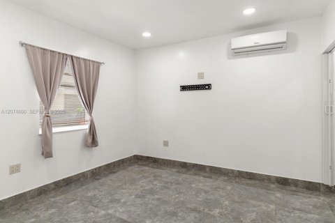 House in Miami, Florida 5 bedrooms, 187.01 sq.m. № 2322235 - photo 6