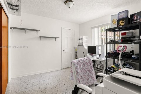 House in Miami, Florida 5 bedrooms, 187.01 sq.m. № 2322235 - photo 9