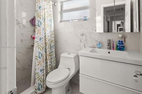House in Miami, Florida 5 bedrooms, 187.01 sq.m. № 2322235 - photo 20