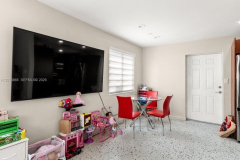 House in Miami, Florida 5 bedrooms, 187.01 sq.m. № 2322235 - photo 3