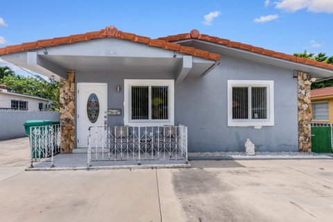 House in Miami, Florida 5 bedrooms, 187.01 sq.m. № 2322235 - photo 11