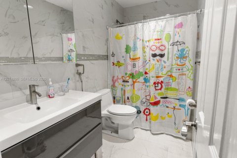 House in Miami, Florida 5 bedrooms, 187.01 sq.m. № 2322235 - photo 19