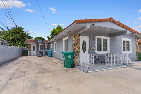 House in Miami, Florida 5 bedrooms, 187.01 sq.m. № 2322235 - photo 10