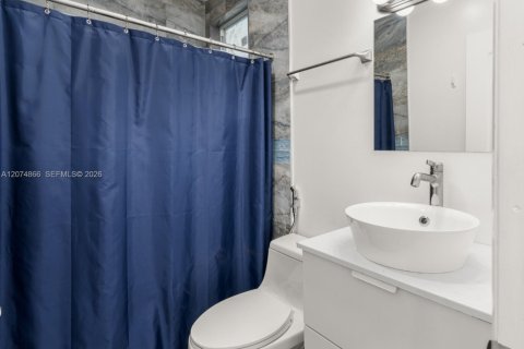 House in Miami, Florida 5 bedrooms, 187.01 sq.m. № 2322235 - photo 7