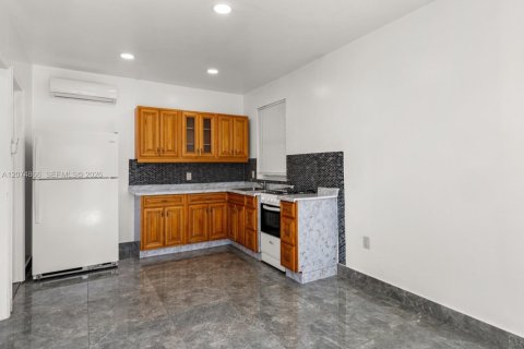 House in Miami, Florida 5 bedrooms, 187.01 sq.m. № 2322235 - photo 8