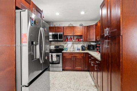 House in Miami, Florida 5 bedrooms, 187.01 sq.m. № 2322235 - photo 14