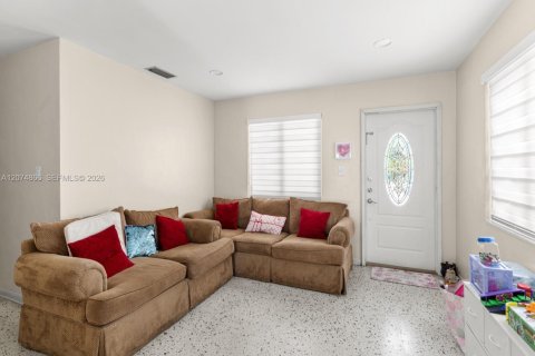 House in Miami, Florida 5 bedrooms, 187.01 sq.m. № 2322235 - photo 22