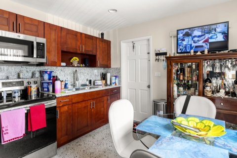 House in Miami, Florida 5 bedrooms, 187.01 sq.m. № 2322235 - photo 12