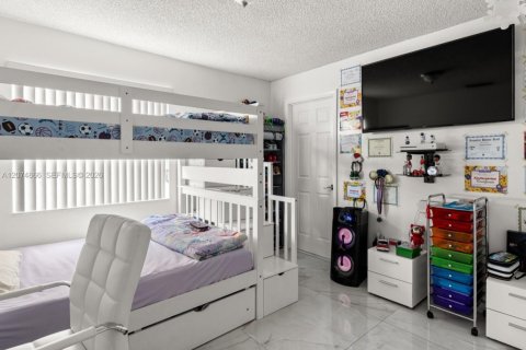 House in Miami, Florida 5 bedrooms, 187.01 sq.m. № 2322235 - photo 21