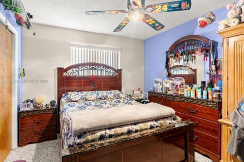 House in Miami, Florida 5 bedrooms, 187.01 sq.m. № 2322235 - photo 17
