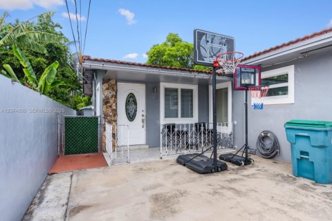 House in Miami, Florida 5 bedrooms, 187.01 sq.m. № 2322235 - photo 13