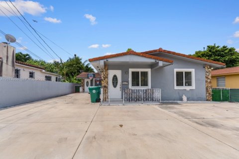 House in Miami, Florida 5 bedrooms, 187.01 sq.m. № 2322235