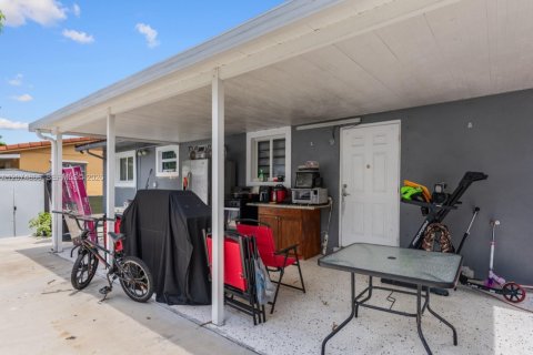 House in Miami, Florida 5 bedrooms, 187.01 sq.m. № 2322235 - photo 4