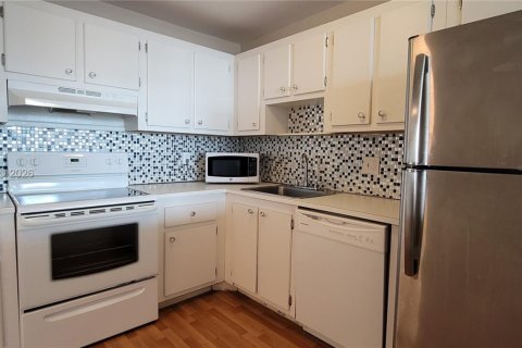 Condo in Miami, Florida, 1 bedroom № 2030867 - photo 4