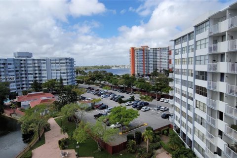 Condo in Miami, Florida, 1 bedroom № 2030867 - photo 13