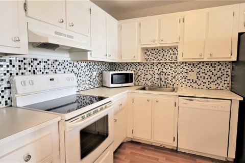 Condo in Miami, Florida, 1 bedroom № 2030867 - photo 3