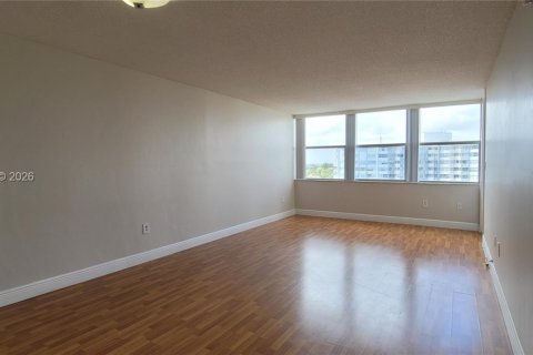 Condo in Miami, Florida, 1 bedroom № 2030867 - photo 6