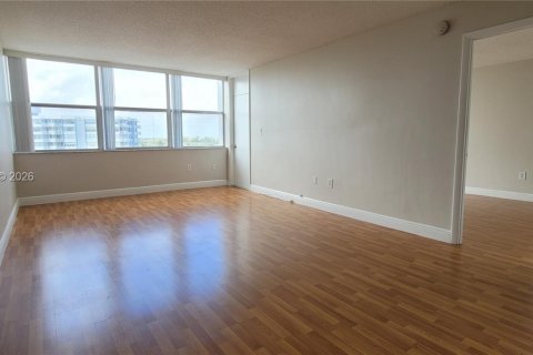 Condo in Miami, Florida, 1 bedroom № 2030867 - photo 7