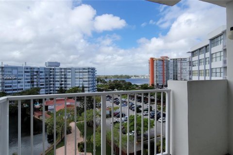 Condo in Miami, Florida, 1 bedroom № 2030867 - photo 11