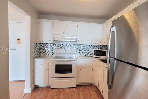 Condo in Miami, Florida, 1 bedroom № 2030867 - photo 5