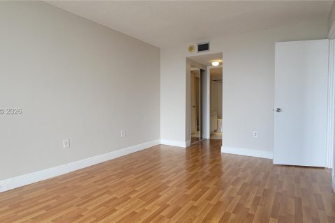 Condo in Miami, Florida, 1 bedroom № 2030867 - photo 17