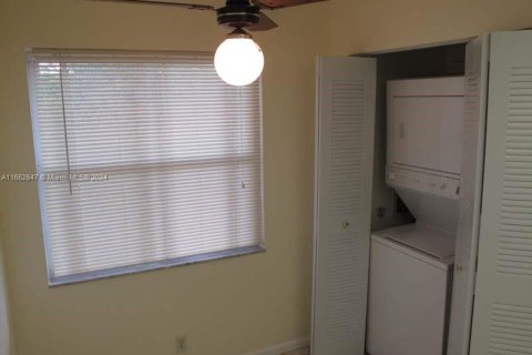 Condo in Margate, Florida, 1 bedroom  № 1859853 - photo 2