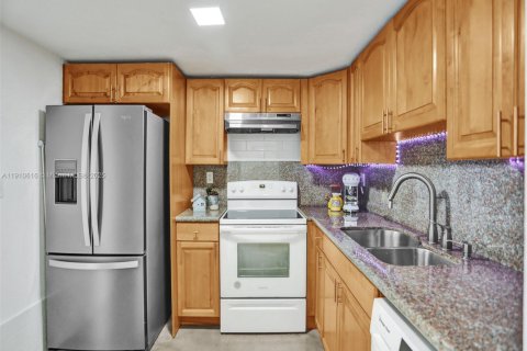 Copropriété à louer à Miami, Floride: 2 chambres, 70.61 m2 № 1966683 - photo 12